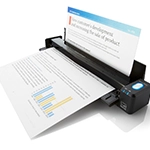 Scannen eines Dokuments mit einem schwarzen Scanner ScanSnap iX100