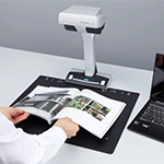 personne numérisant un magazine à l'aide du scanner de rétroprojection ScanSnap SV600